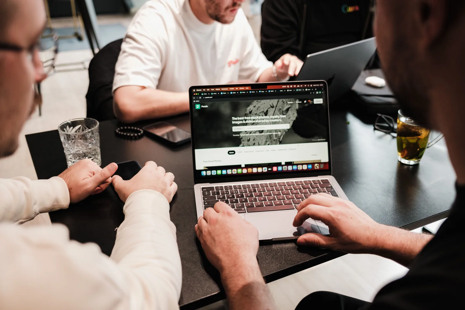 Colaboración profesional con equipos tecnológicos